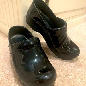 Women’s Dansko Euro Size 37 Clogs in EUC